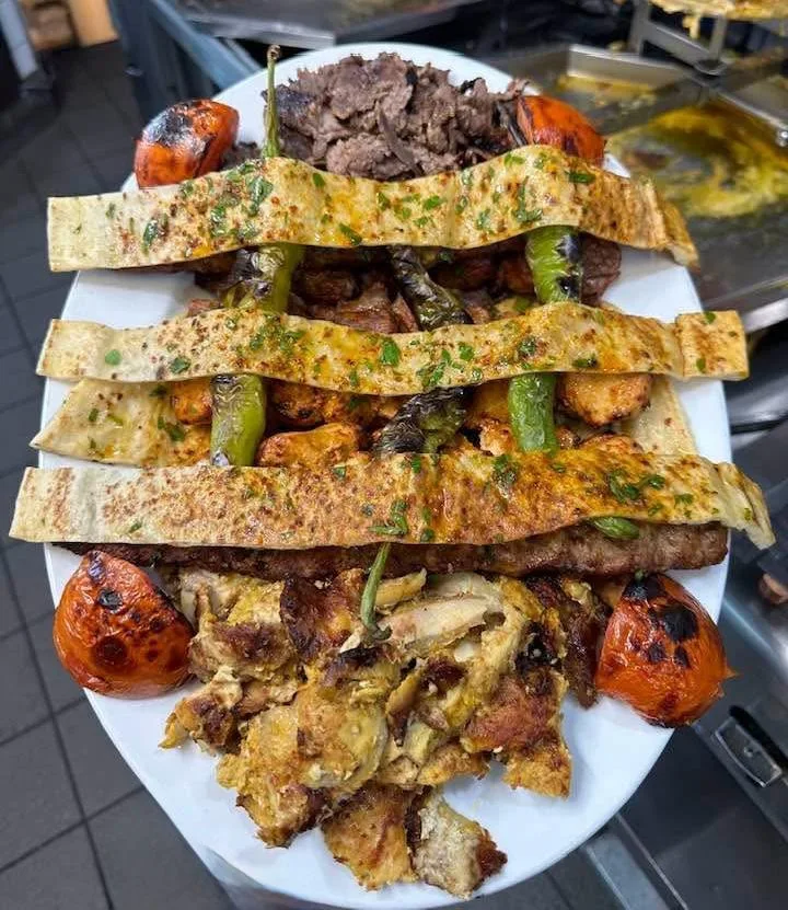 Assiette Iskender kebab sauce tomate