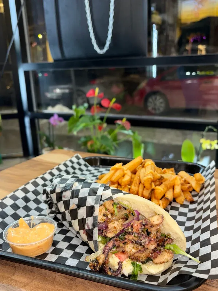 Plat de shawarma préparé par le chef