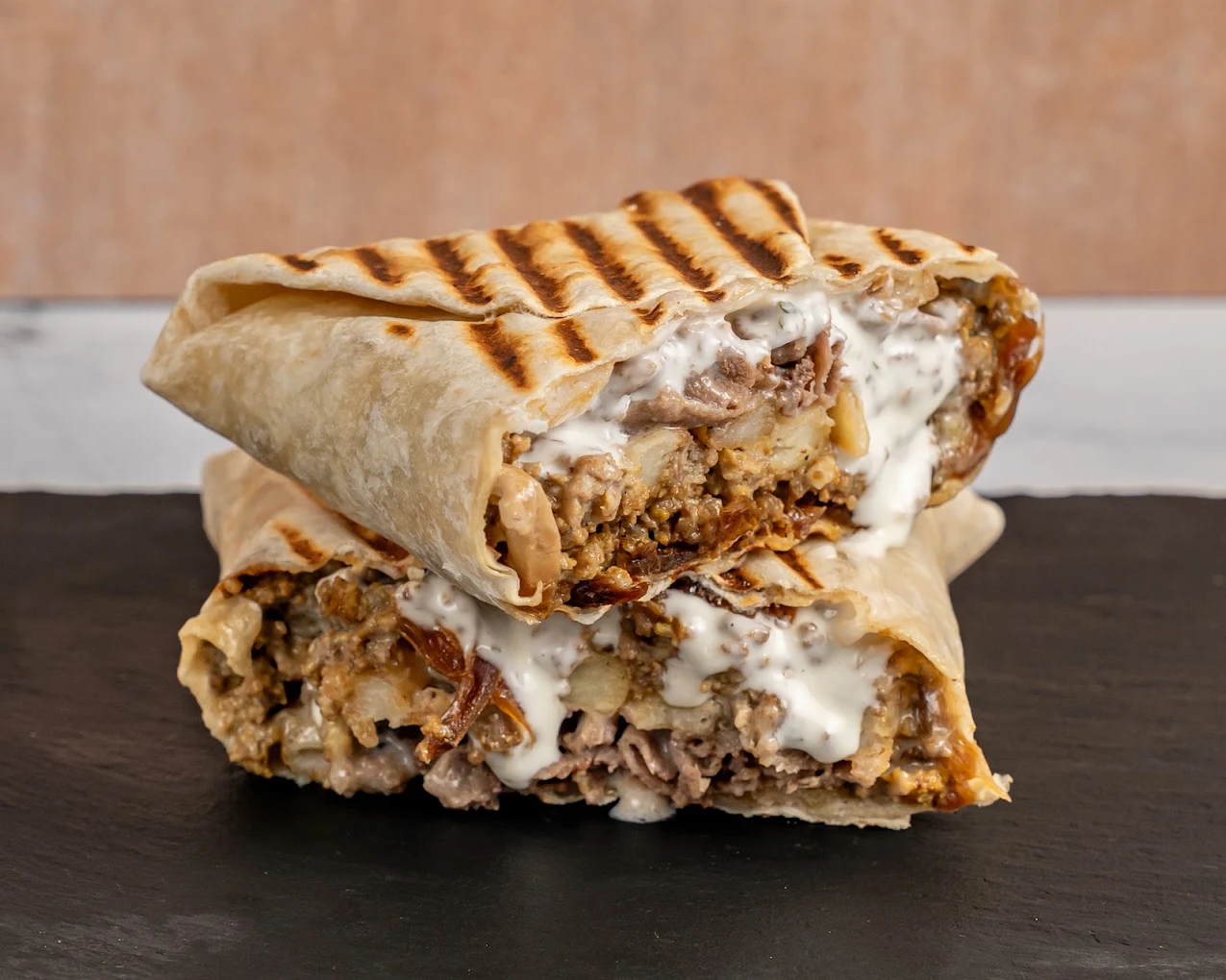 Sauce Alg\u00e9rienne vers\u00e9e sur un tacos ouvert